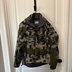 KUIU Performance Jacket in Camouflage